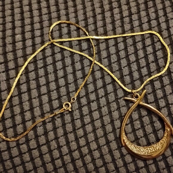 Elegant Gold Bronze Tones Pendant Necklace - Picture 8 of 9